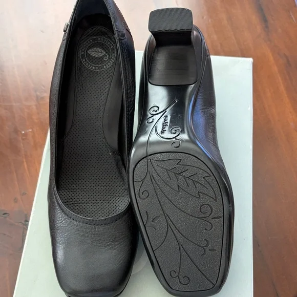 Nurture by Lamaze Black Leather Heels - Picture 3 of 9